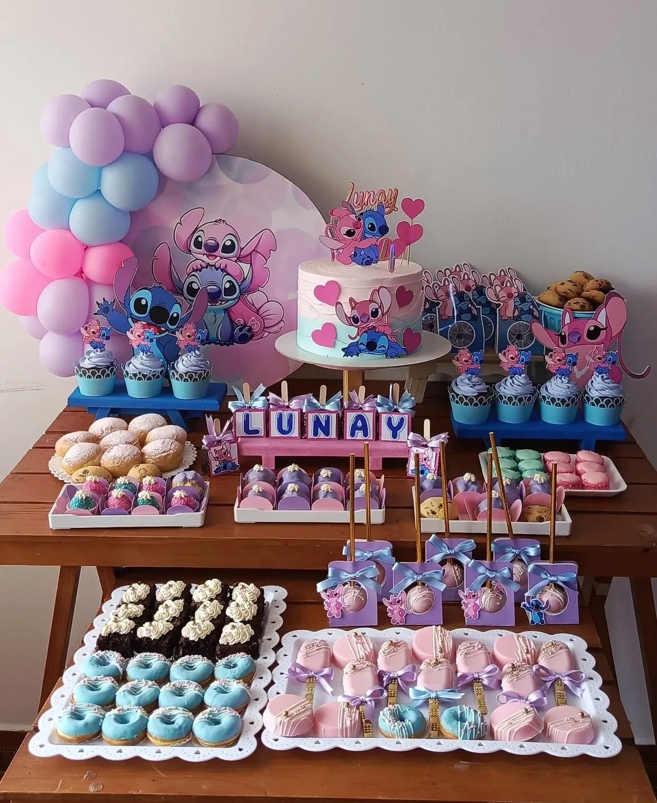 Mesa dulce de cumpleaños de temática Stitch con tarta, cupcakes, donuts, cakepops y galletas