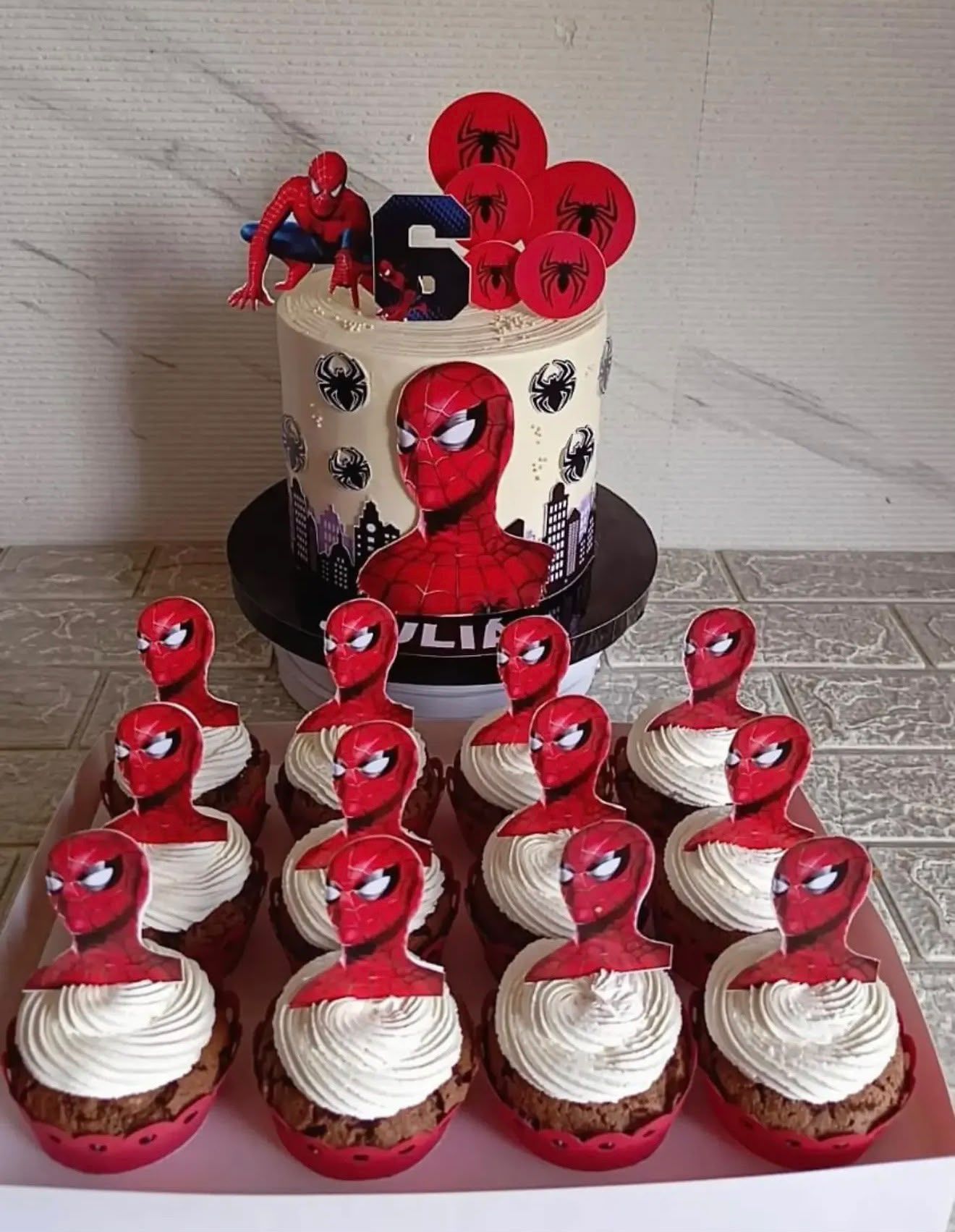 Tarta de cumpleaños de Spider-Man con cupcakes de chocolate a juego